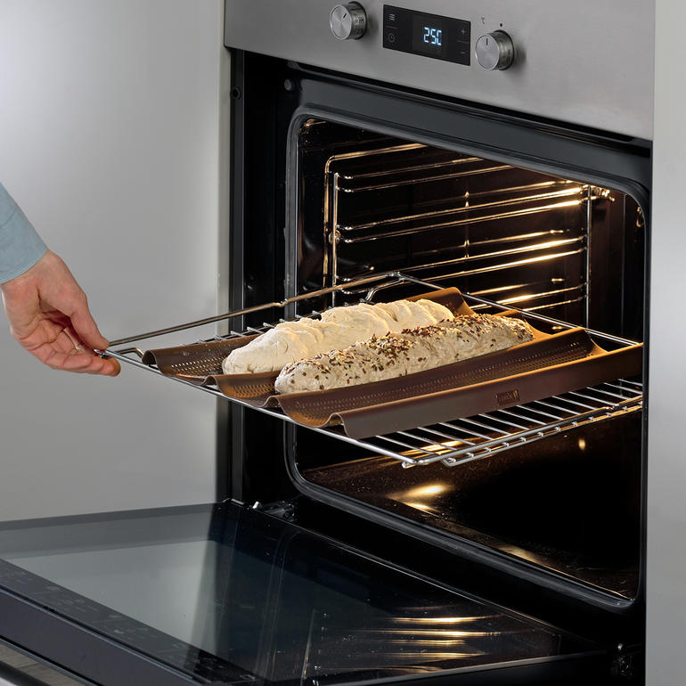 Silikon Baguette-Backmatte wird aus dem Ofen genommen.