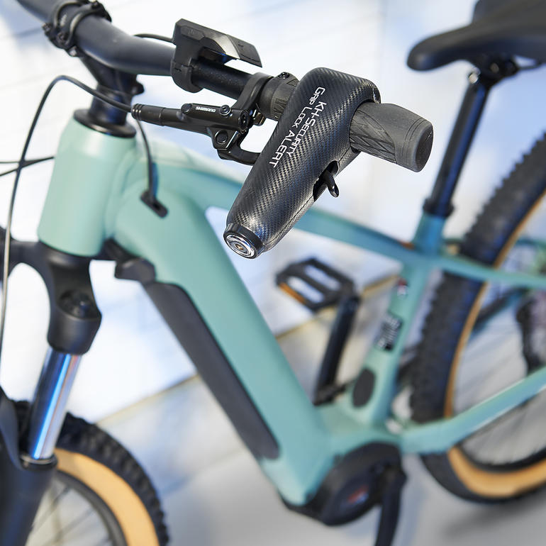 Zweirad-Wegfahrsperre montiert am Lenker eines Fahrrads.