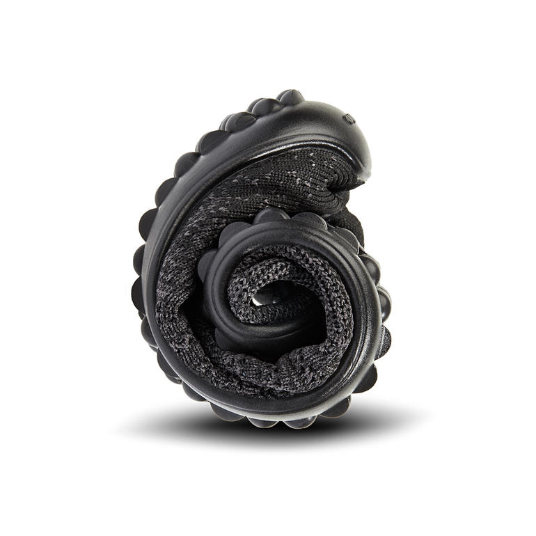 Gerollte schwarze Barfuß-leguano® Knit-Sneaker, kompakt zusammengelegt.