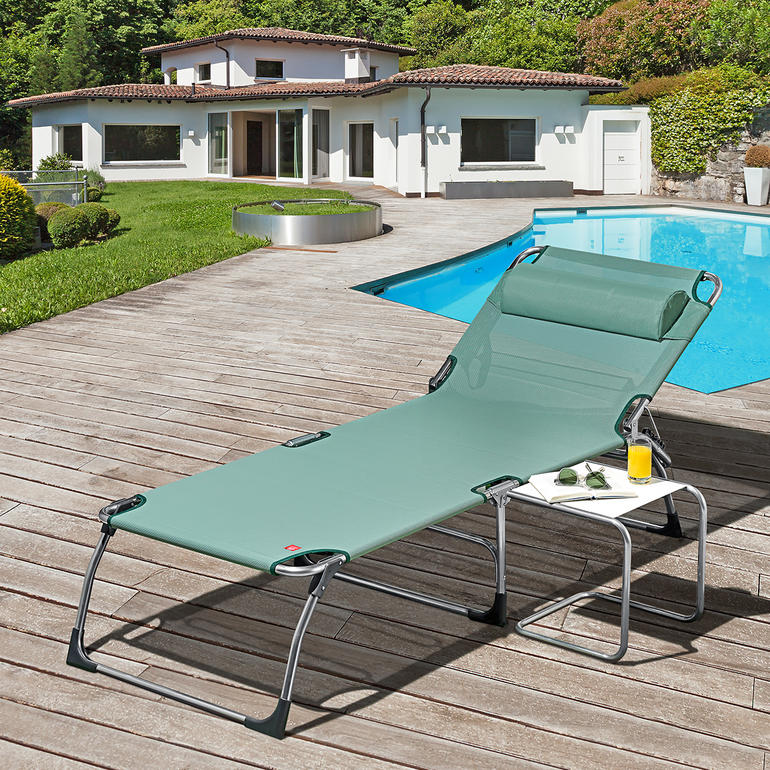 XXL-Dreibeinliege in grün auf einer Holzterrasse neben einem Pool.