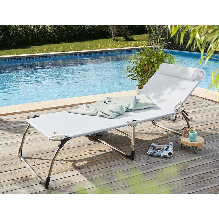 Silbergrau XXL-Dreibeinliege in silbergrauer Farbe am Pool.