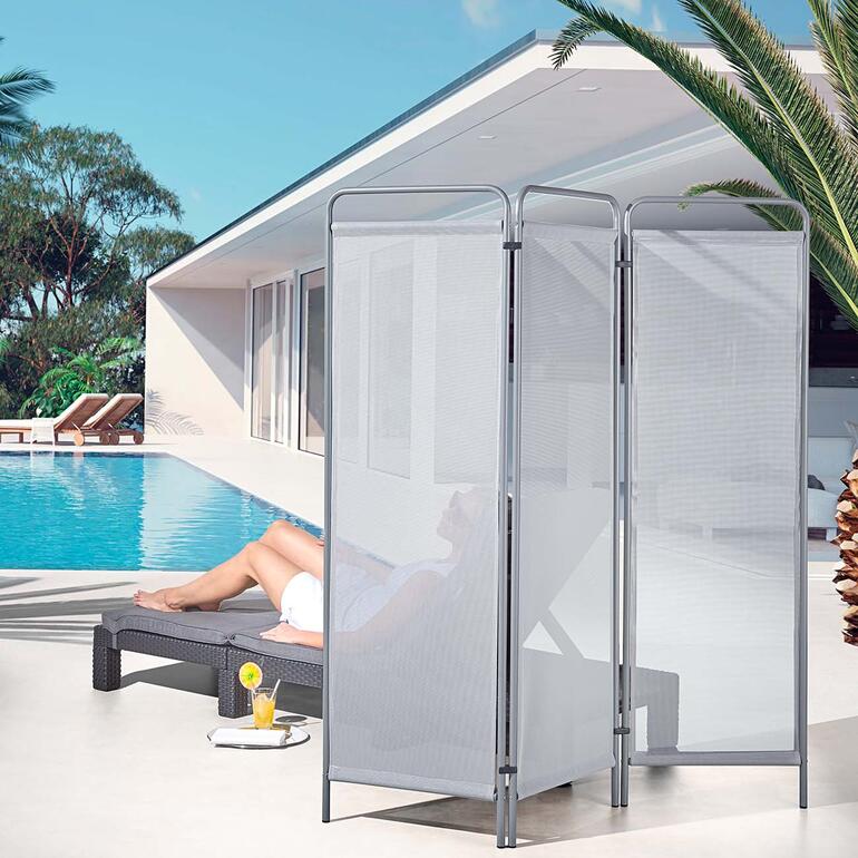 Grauer Paravent am Pool mit Sonnenliege