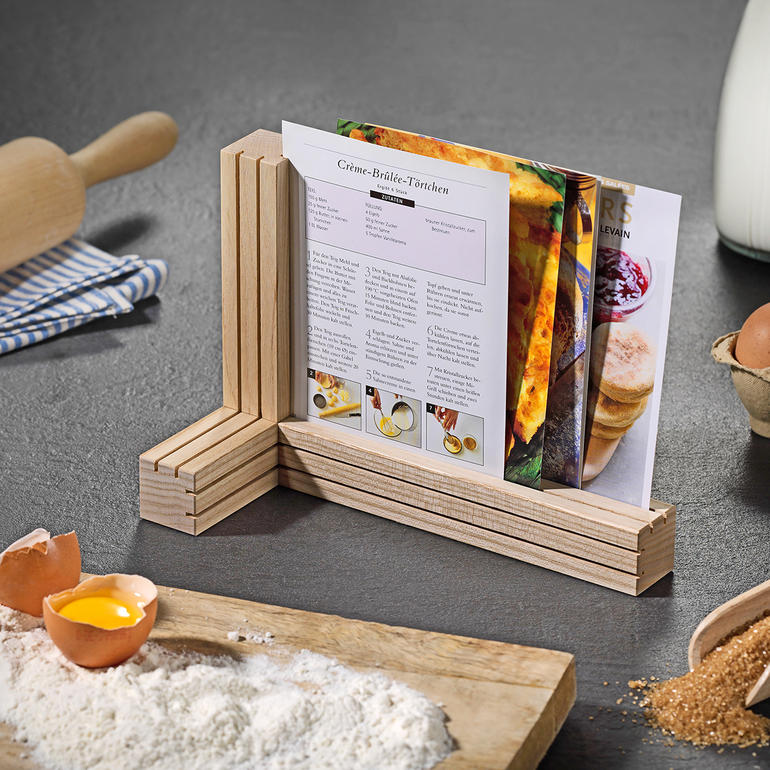 Vario-Bilder-/Kartenhalter aus Holz mit Rezept und Kochutensilien.