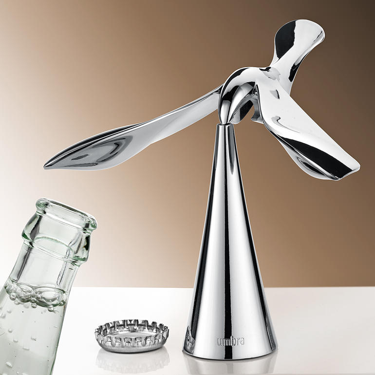 Eleganter Design-Kapselheber Tipsy aus verchromtem Metall auf einem hellen Hintergrund