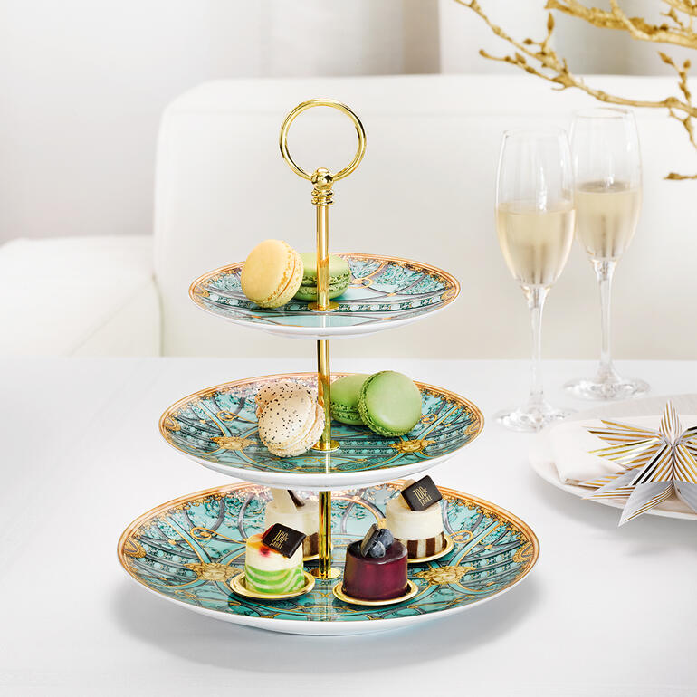 Versace Etagere „La Scala del Palazzo“ mit bunten Macarons und Desserts.