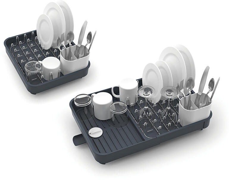 Abtropfkorb in Anthrazit mit Geschirr zum Abtropfen.