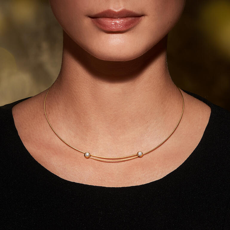 Frau trägt goldenes Kabelcollier mit Brillanten
