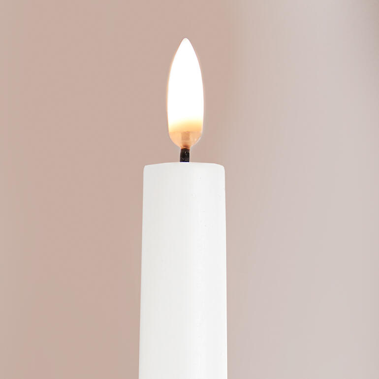 LED-Stabkerze in Weiß mit flackernder Spitze.