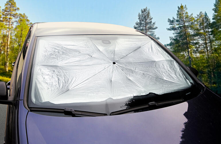 Auto-Sonnenschirm auf der Windschutzscheibe eines Fahrzeugs