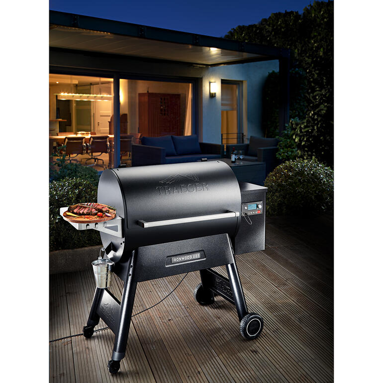 Traeger Pelletgrill Ironwood 885 Traeger Pelletgrill Ironwood 885 auf einer Terrasse, mit Grillgut auf dem Rost.