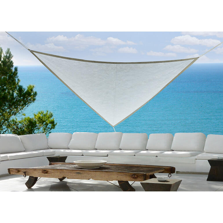 Sonnensegel über einer modernen Terrassenmöblierung am Meer
