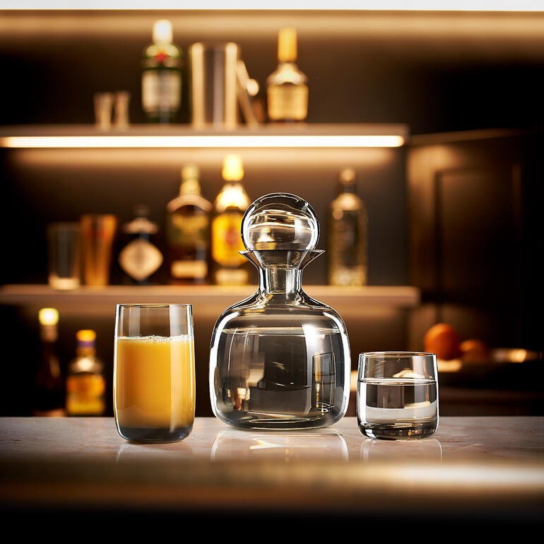 Dekanter und Gläser der ASA Design-Kollektion auf einer Bartheke.