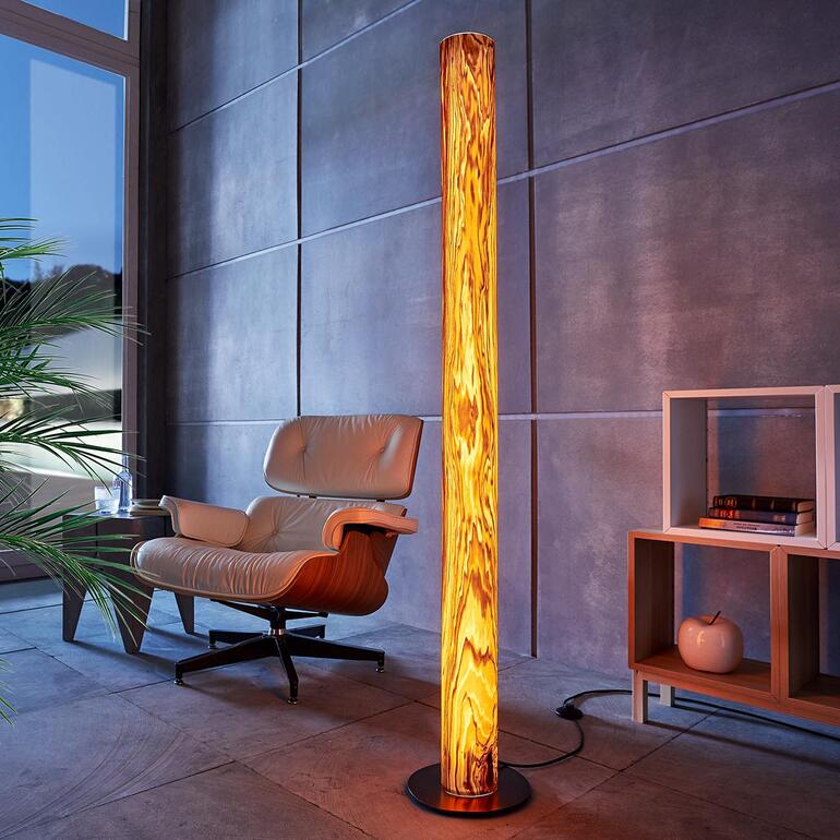 Hoch aufragende Design-Echtholz-Leuchte mit warmem Licht, im modernen Wohnzimmer.