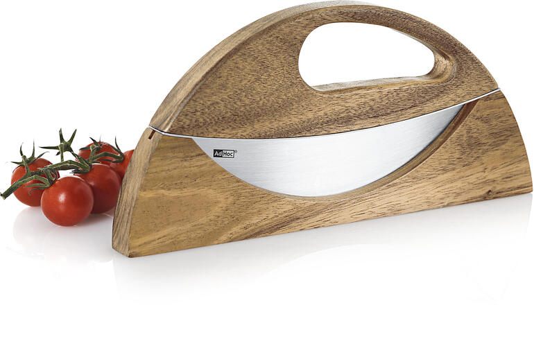 Einhand-Wiegemesser Wave mit Tomaten daneben, auf weißem Hintergrund.