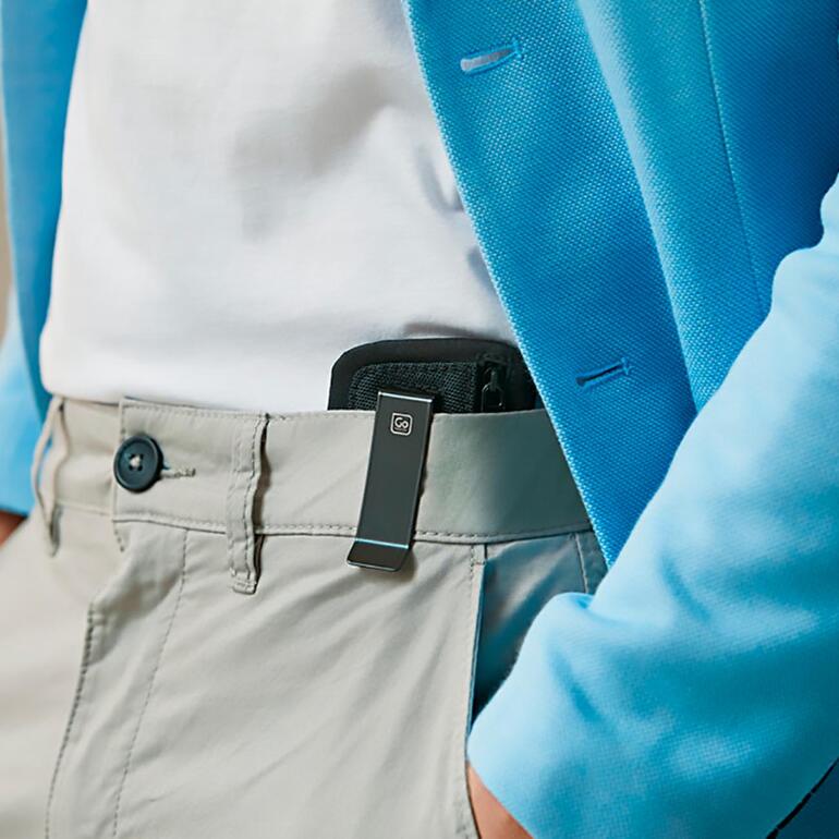 Minibörse Clippouch in der Tasche eines Mannes