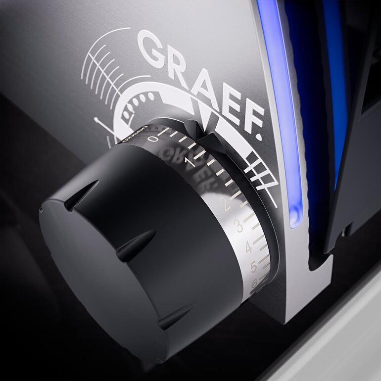 Blendfreies LED-Licht beleuchtet den Schneidebereich und Einstellregler. Detailaufnahme des Drehreglers der Graef SKS 700 Schneidemaschine.