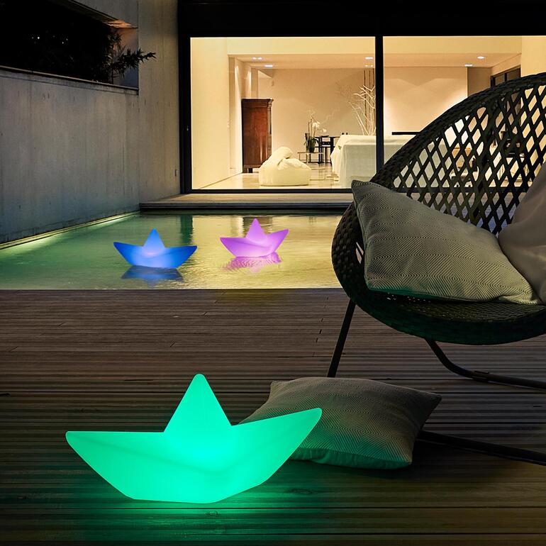 Mehrere The Boat Lamp™ in verschiedenen Farben im Pool