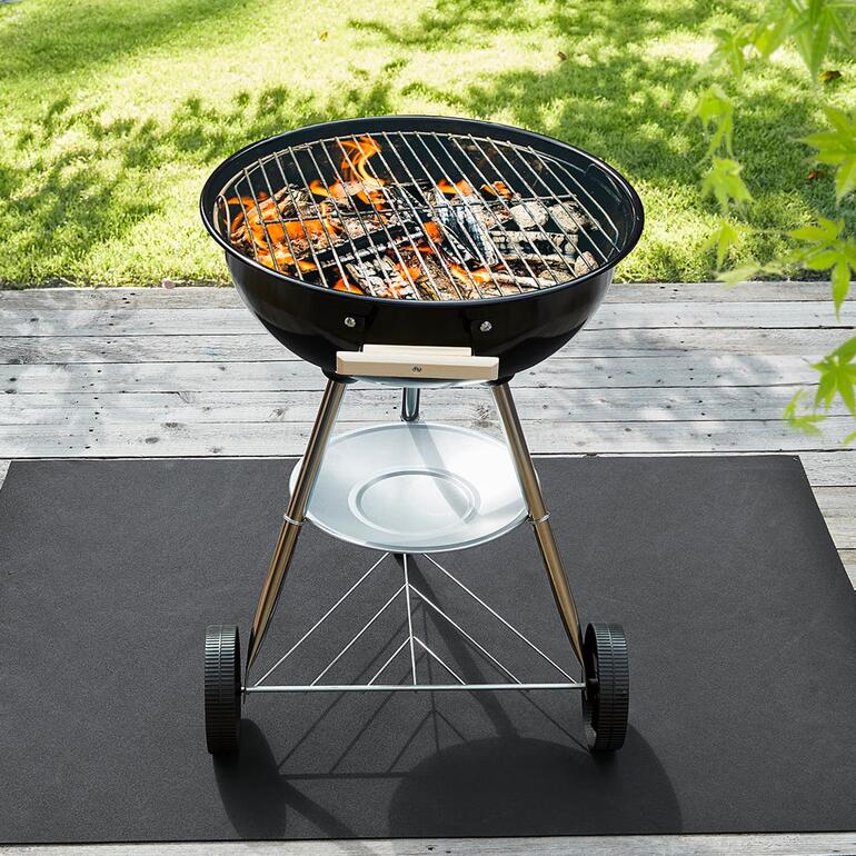 Perfekt auch als Grillunterlage – schützt Ihre Böden vor Öl-, Fett- und Brandflecken. Grill auf einer Recycling-Bodenschutzmatte im Freien.