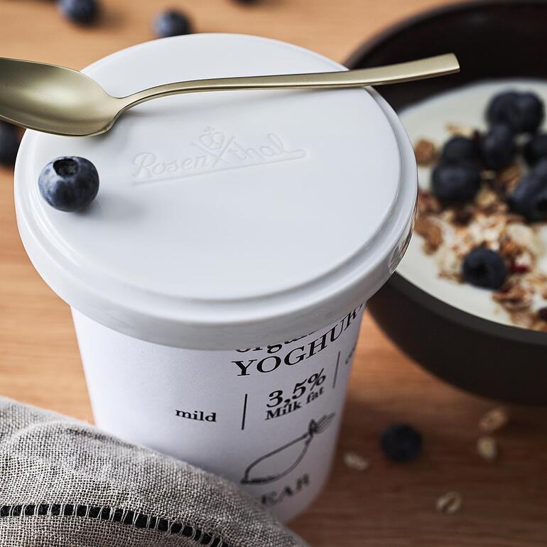 Rosenthal Frischedeckel auf einem Joghurtbecher mit frischen Beeren