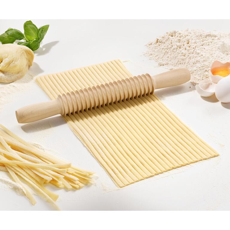 Hölzerner Spaghetti- oder Fettuccine-Schneider auf einer sauberen Arbeitsfläche.