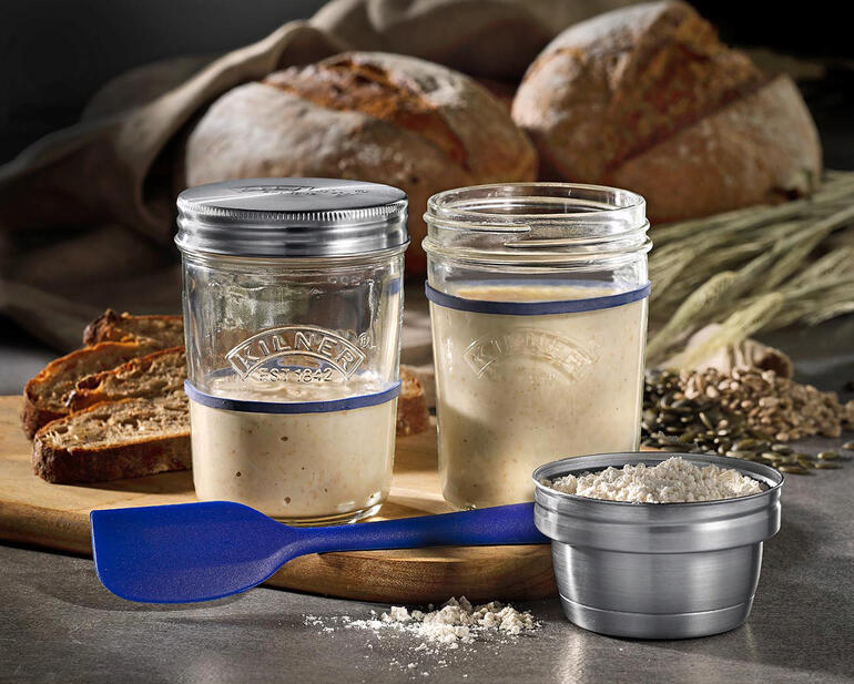 Kilner® Sauerteig-Bereiter Set mit Gläsern und Zutaten auf Holzbrett