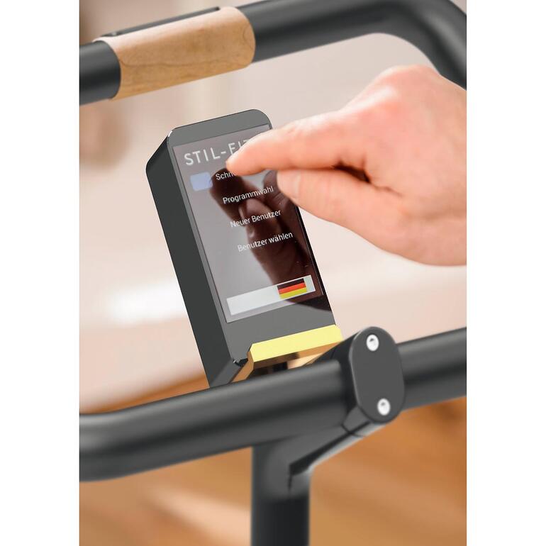 Die Touchscreen-Konsole ist leicht und intuitiv zu bedienen. Nahaufnahme des Displays eines Ergometer-Fahrrads mit Tasten.