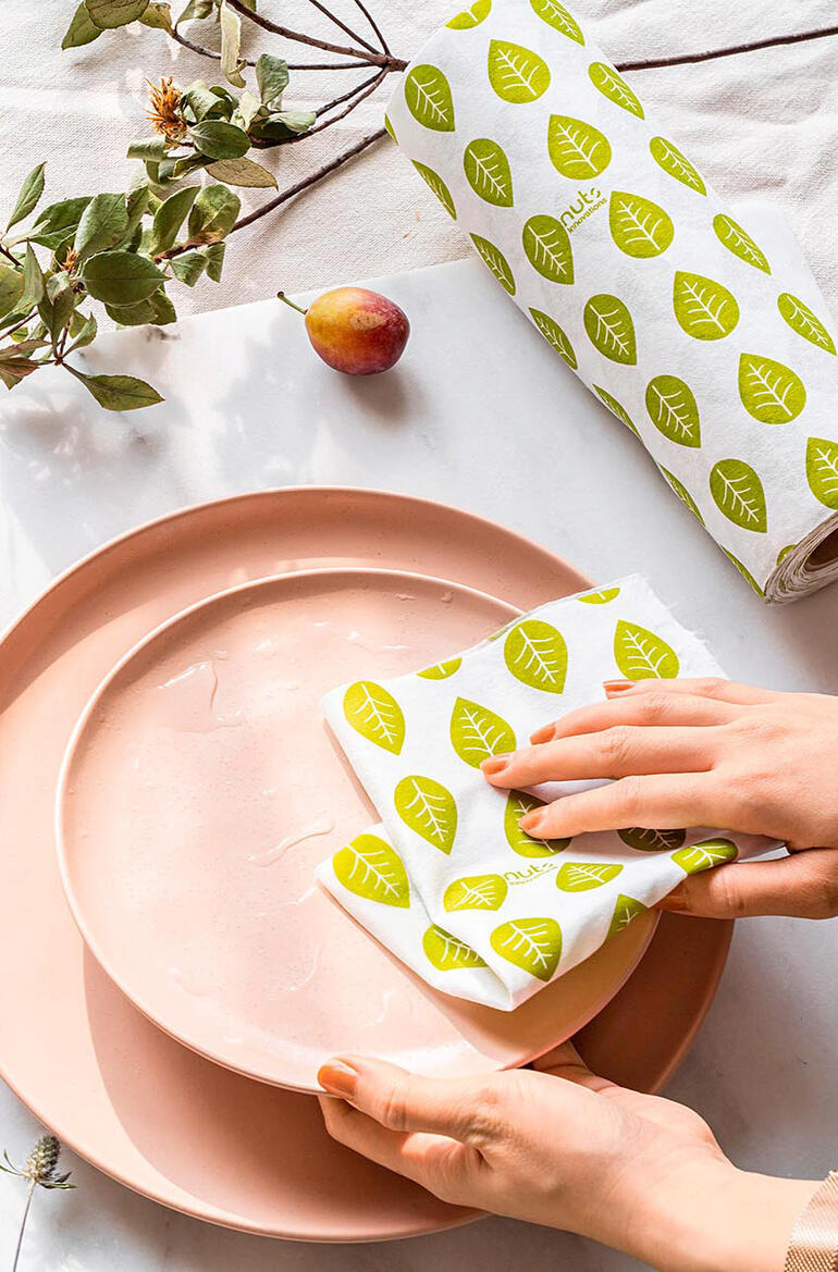 Mehrweg-Küchenrolle mit grünem Blattdesign auf einem Tisch