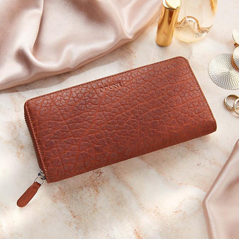 OCONI Damenbörse aus Bisonleder auf elegantem Stoffhintergrund