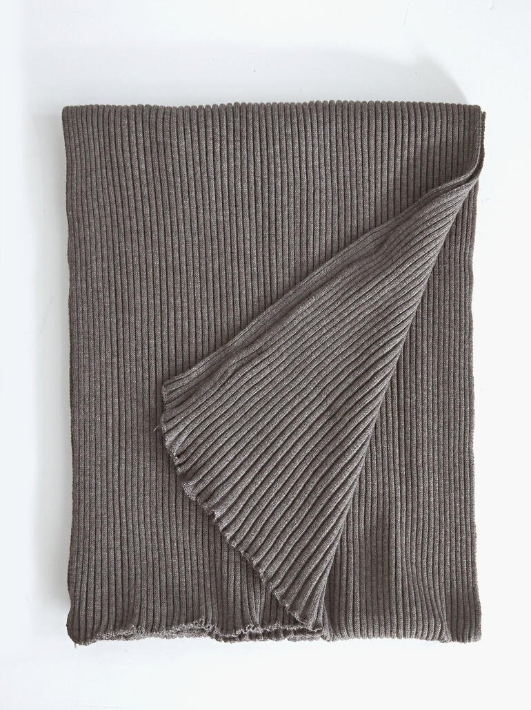 3-in-1 Plissee-Stola in Taupe, flach ausgelegt mit feinen Falten.