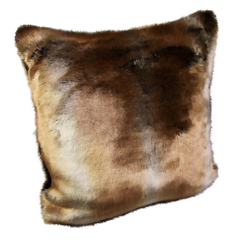 Zobel-Webpelzkissen in braunen Farbtönen, weich und flauschig.