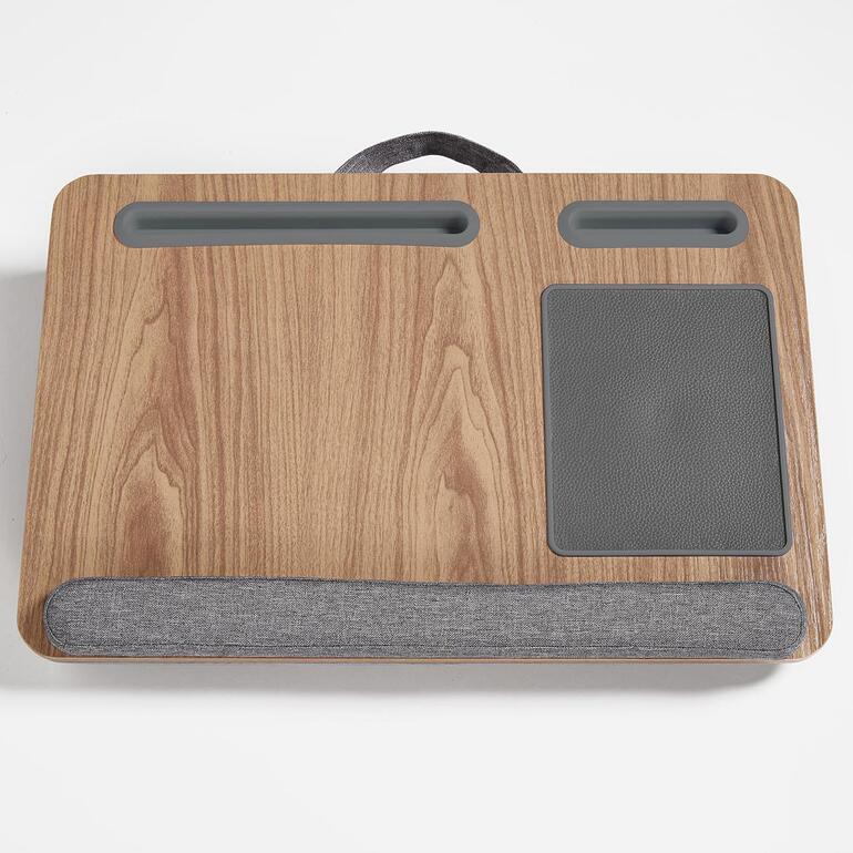 Holzablage für Laptop mit grauer Stoffauflage.