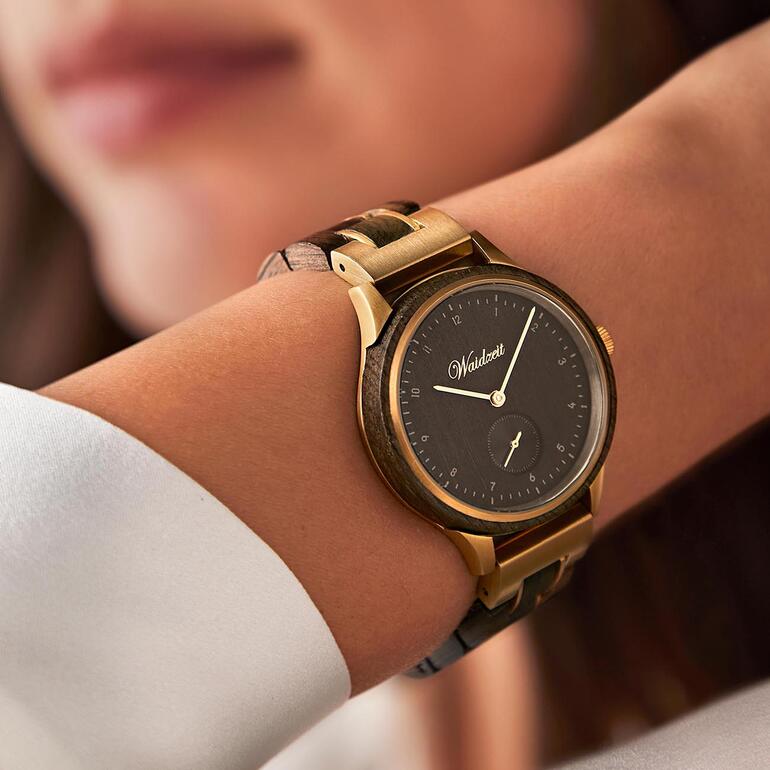 Stylische Damen- oder Herrenuhr aus Mooreiche am Handgelenk.