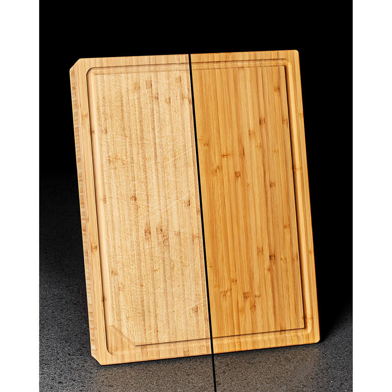 Holzbrett mit geschliffener Oberfläche auf dunklem Hintergrund.