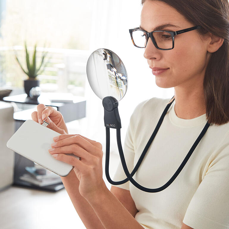 Frau mit Brille verwendet eine 3-in-1 Feinmechaniker-Lupe in ihrem Alltag.