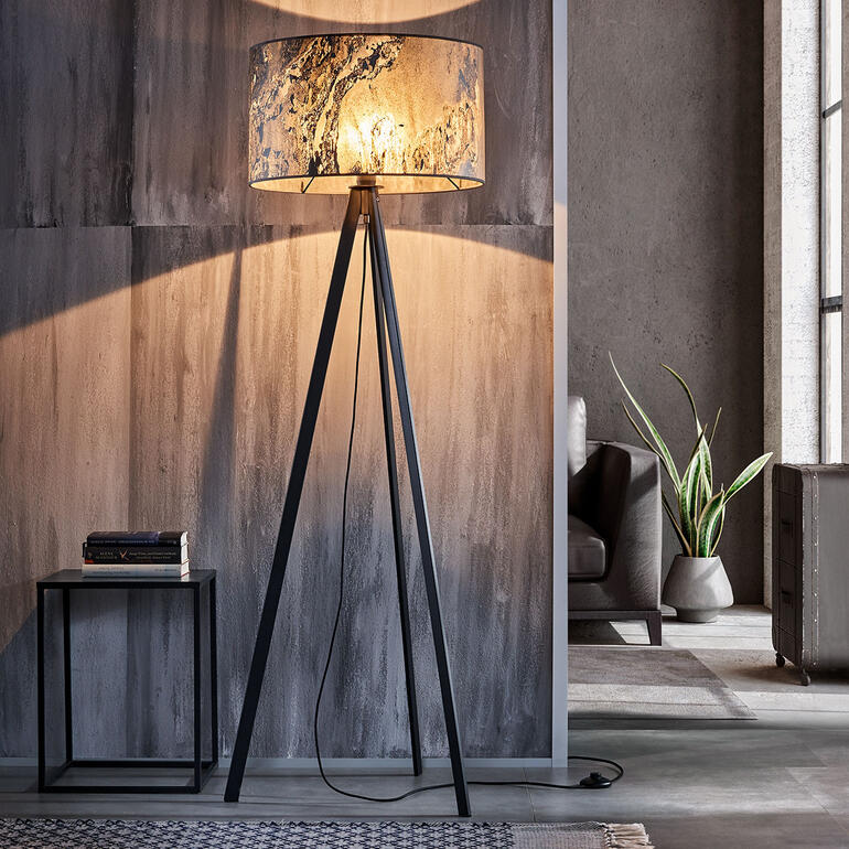 Dreibeinleuchte aus Schiefer mit hellem Lampenschirm im modernen Raum.