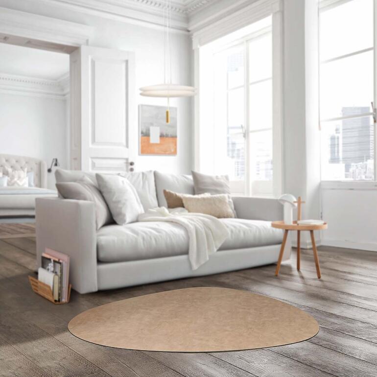 Beige Ledermatten-Teppich vor einem eleganten Couch-Setup.