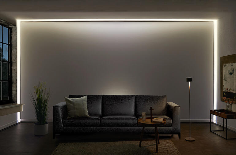 LED-Rahmen-Effektleuchte über einer modernen Couch