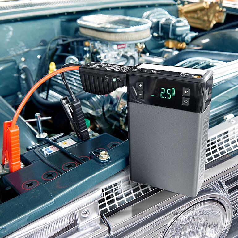 4-in-1-Starthilfegerät angeschlossen an den Motorraum eines Autos.