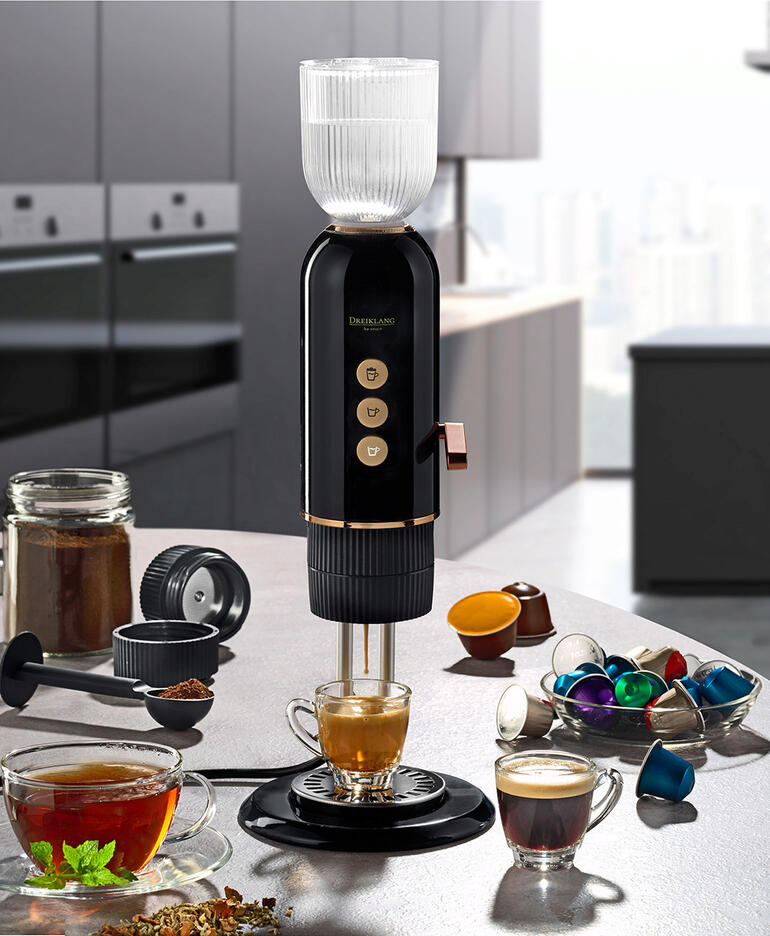 4-in-1 Kaffee- und Teebereiter mit Tassen und Zubehör in einer modernen Küche