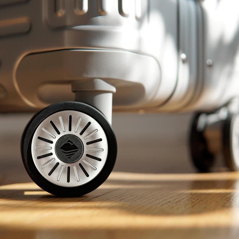 Mit extra großen, laufruhigen 360°-Doppelrollen. Nahaufnahme eines Räder eines Aluminium-Trolleys