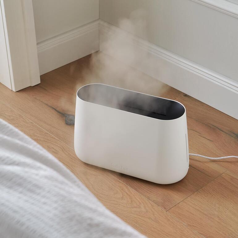 3-in-1 Luftbefeuchter BEN in Gebrauch mit Dampf in einem Schlafzimmer.