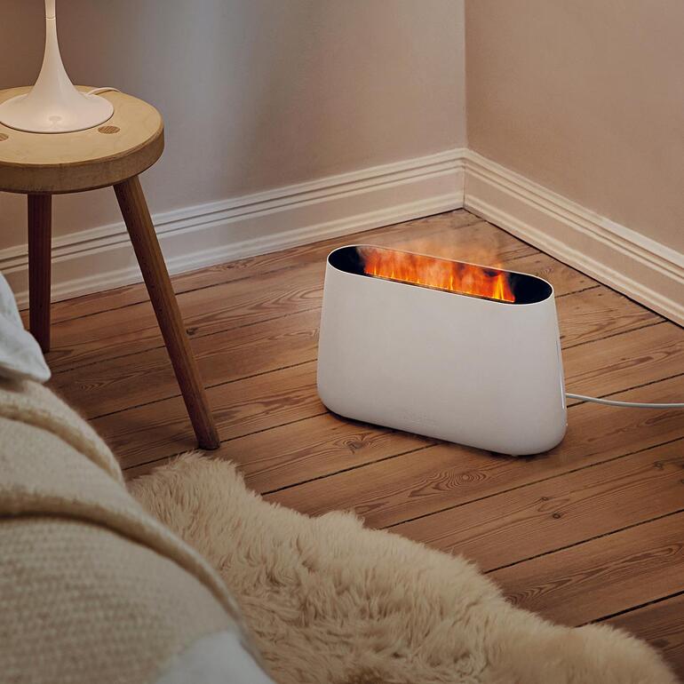 3-in-1 Luftbefeuchter BEN in Weiß im Schlafzimmer und simuliert eine Feuerstelle.