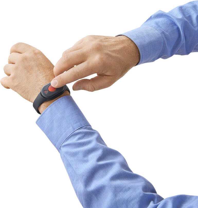 PUKY-Bremsassistent mySTOPY Hand mit einem PUKY-Bremsassistenten mySTOPY auf dem Handgelenk.