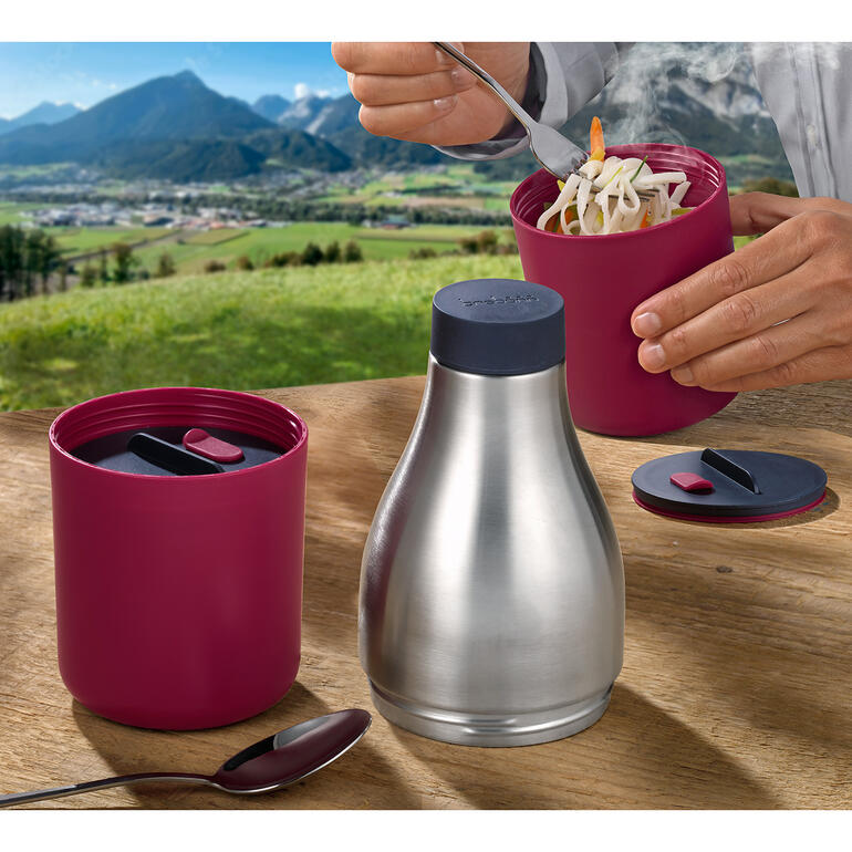 2-in-1 Lunchcontainer und Trinkflasche, in einer Berglandschaft verwendet.