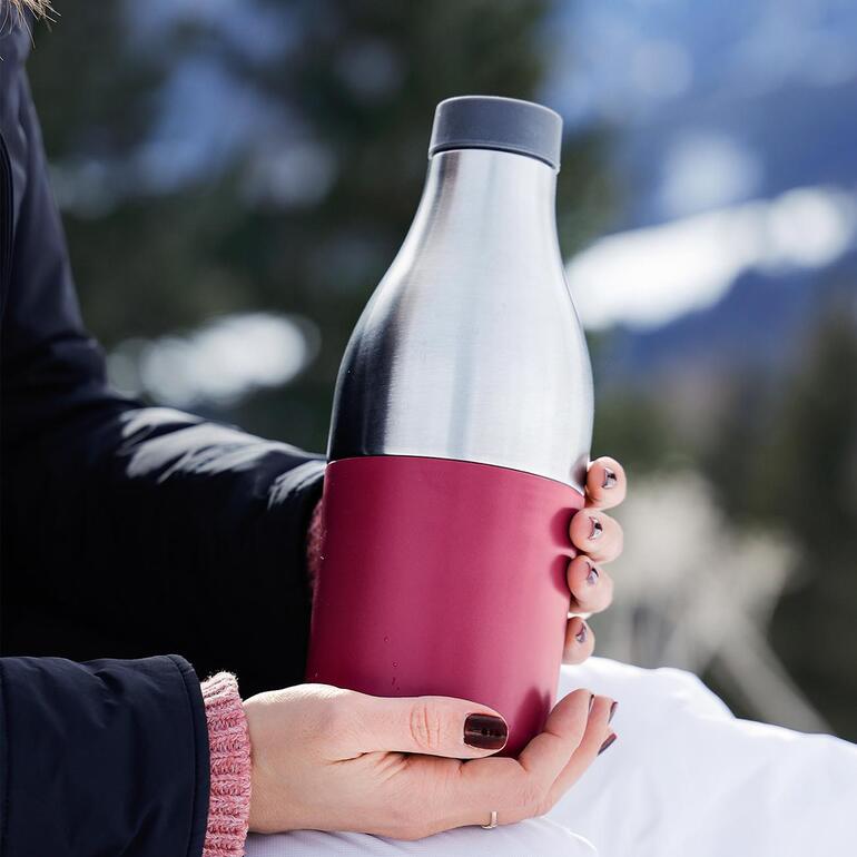 Person hält die 2-in-1 Lunchcontainer und Trinkflasche in den Händen im Freien.