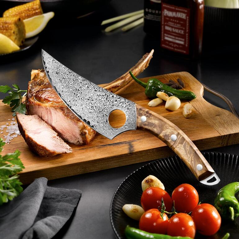 Damast Butcher-Messer mit geschwungenem Klingenblatt und Holzgriff auf einem Schneidebrett.