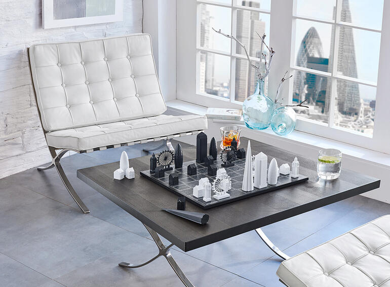 Skyline Schachspiel auf einem Tisch im modernen Wohnbereich