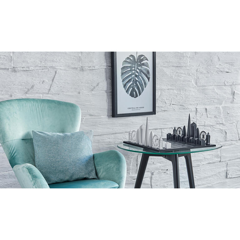 Skyline Schach Skyline Schachspiel auf einem Tisch mit moderner Stuhl und Wandbild
