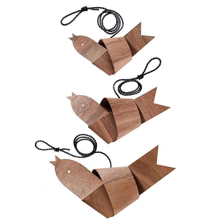 Knotenvögel, 3er-Set Drei Knotenvögel aus Holz auf einem weißen Hintergrund