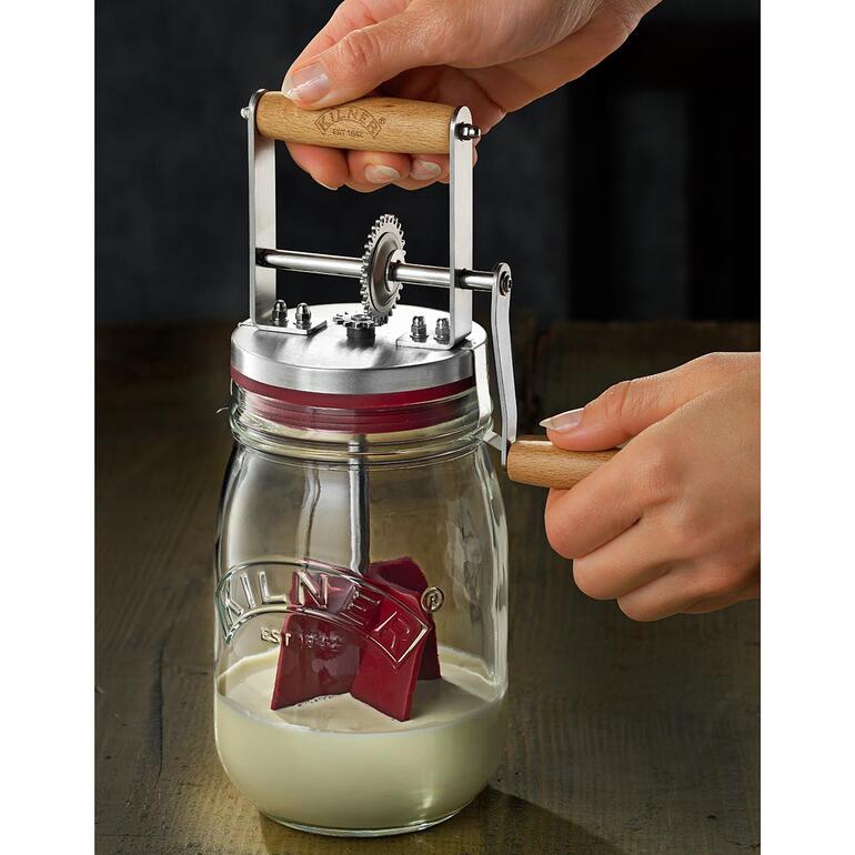 Einfach 300 ml Sahne in das Butterglas füllen und ca. 10 Minuten kurbeln. Handkurbel wird an Butterglas betätigt